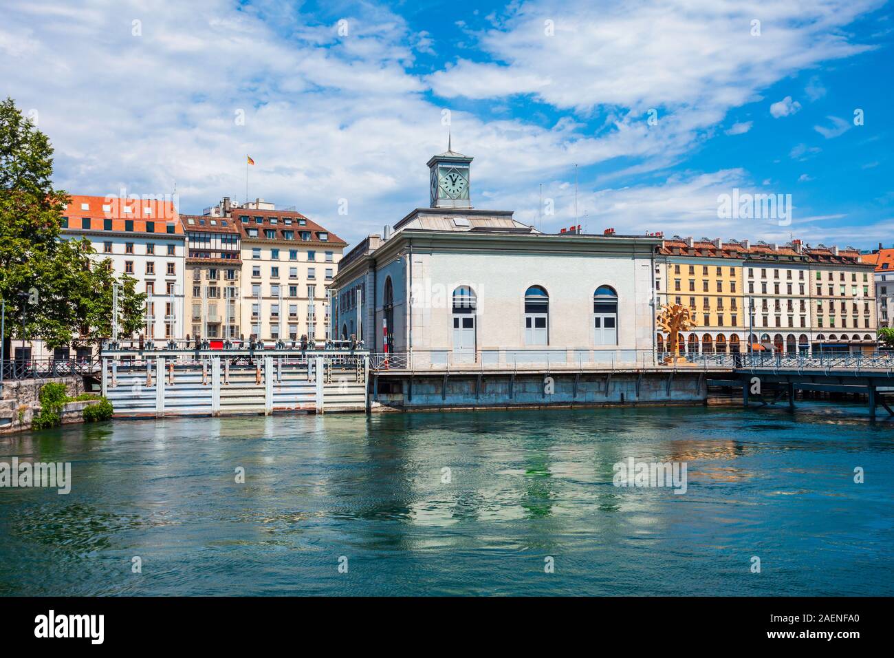 Pont de la Machine o Arcade des Arts è un edificio storico sul ponte attraverso il Rodano nella città di Ginevra in Svizzera Foto Stock