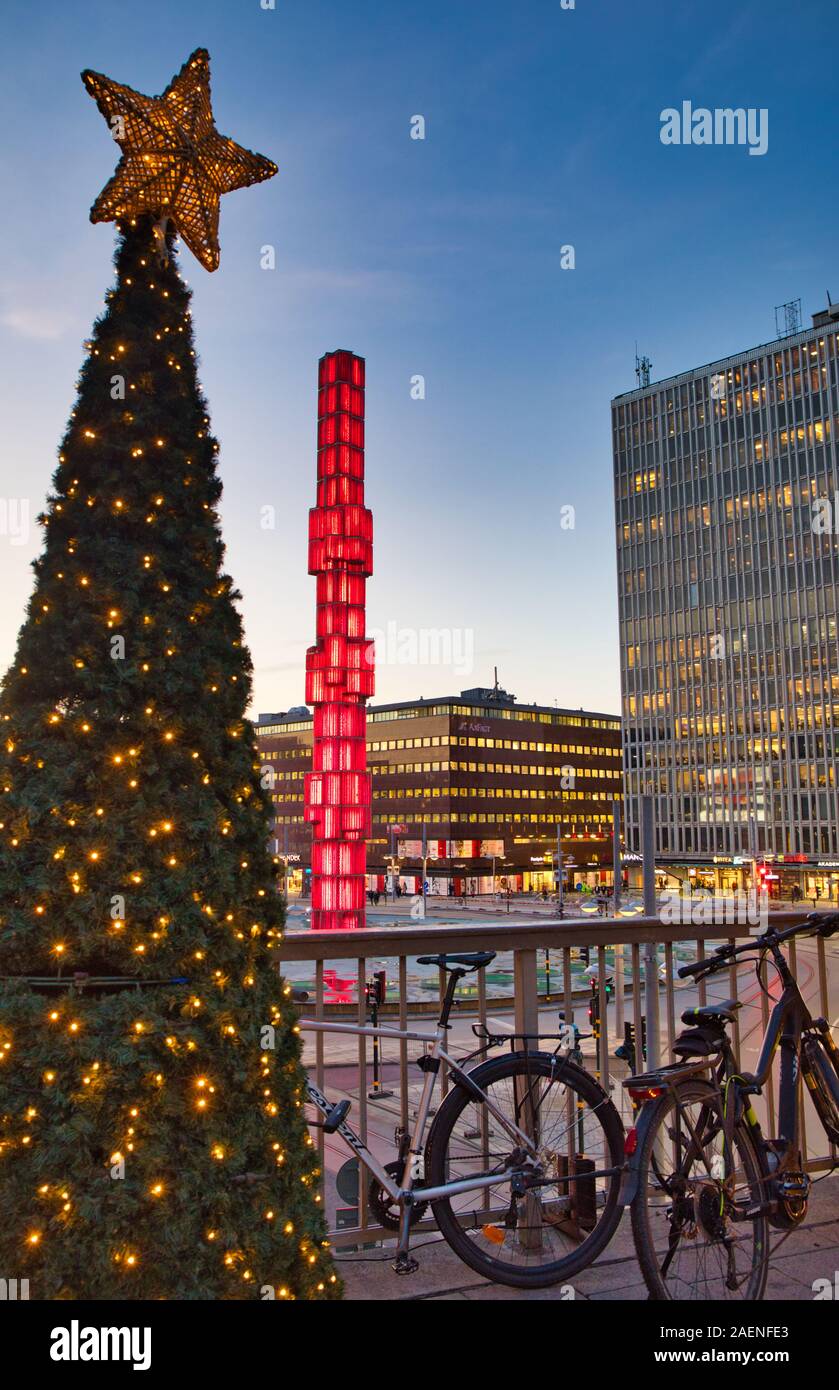 Obelisco di vetro illuminato in rosso e albero di Natale, Sergels Torg, Stoccolma, Svezia Foto Stock