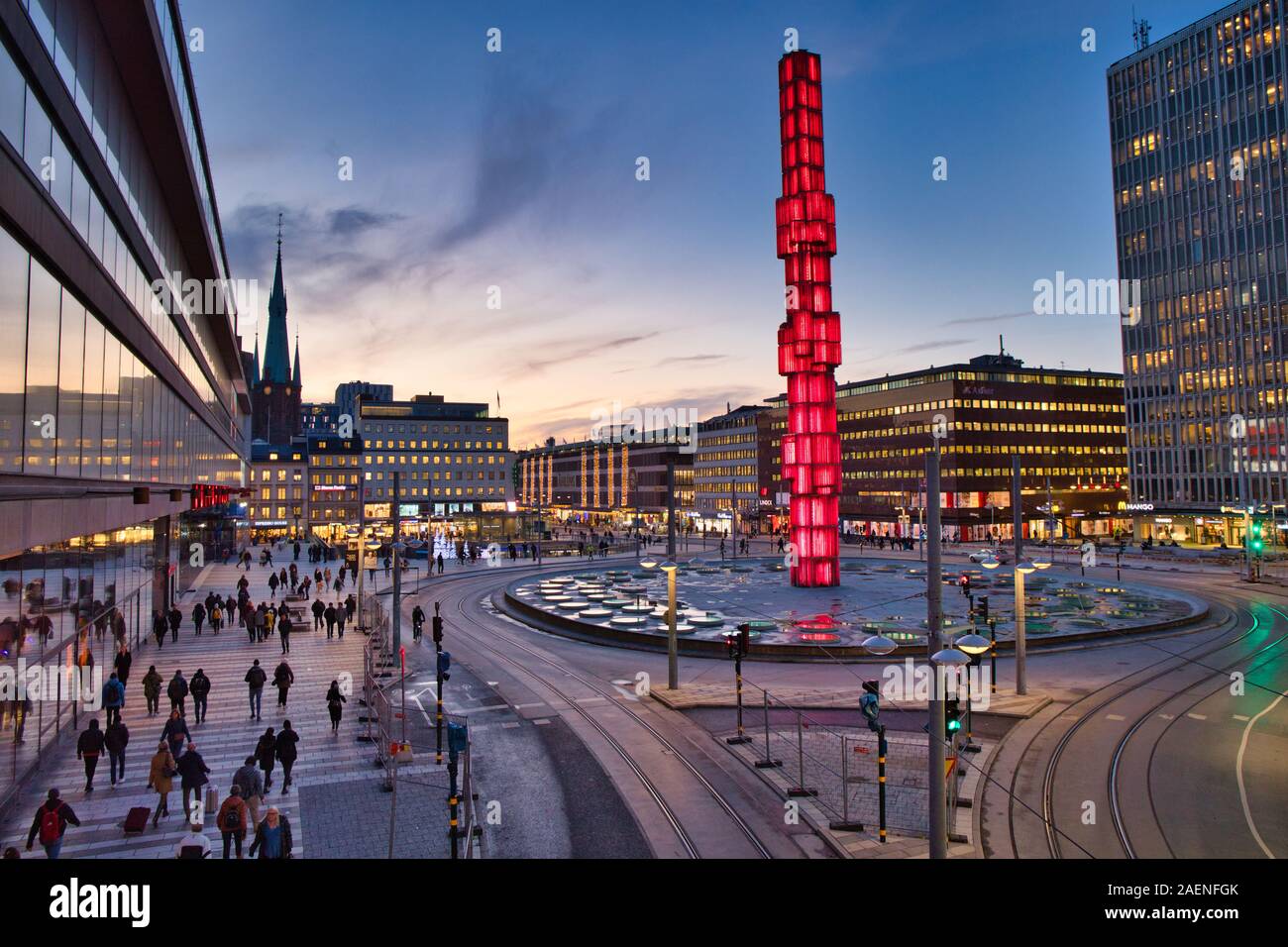 Sergels Torg con l'obelisco di vetro illuminato in rosso al tramonto, Stoccolma, Svezia Foto Stock