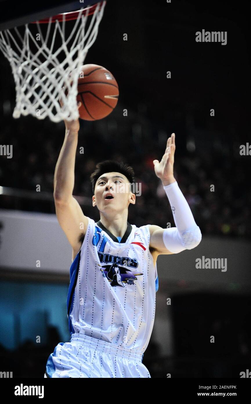 --FILE--Ji Zhe di Anatra di Pechino passa per un lay-off durante una partita contro Liaoning battenti Leopardi a Pechino in Cina, 16 gennaio 2011. Ex anatre pechino' giocatore Ji Zhe, tre volte vincitore del cinese di pallacanestro campionato, morì di cancro ai polmoni inizio il 5 dicembre 2019. Foto Stock