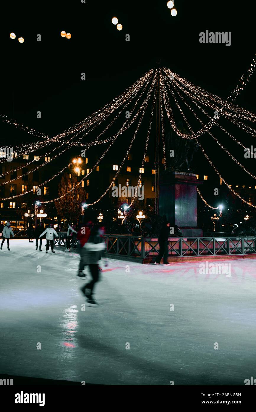 Pattinatori sul ghiaccio del Kungstradgarden, Norrmalm, Stoccolma, Svezia Foto Stock