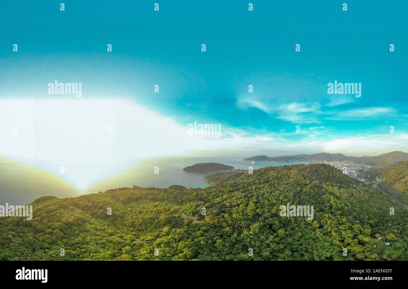 La foresta tropicale, il blu del mare e la vita della città in Thailandia Phuket Island, Drone di volo Foto Stock