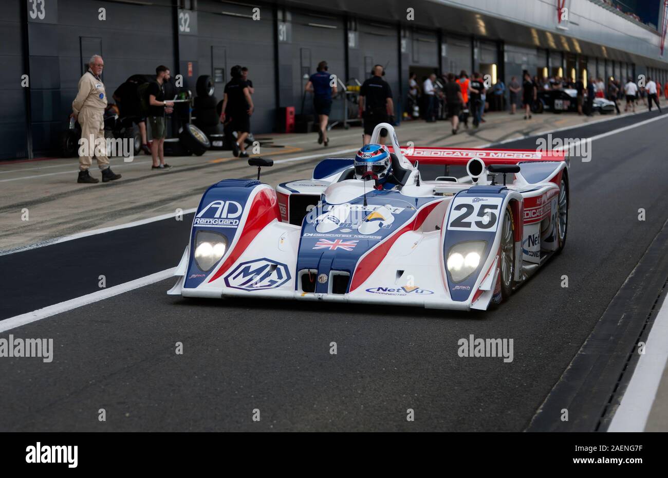 Mike Newton guida un MG Lola Ex257, giù la pit lane, durante la Aston Martin per il Trofeo Endurance Masters leggende, al 2019 Silverstone Classic Foto Stock