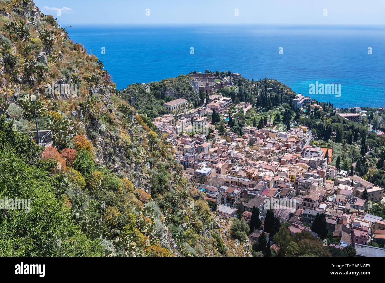 Vista da Via Crucis scale con antico teatro greco su Taormina comune nella città metropolitana di Messina, sulla costa orientale della Sicilia Isola, Italia Foto Stock
