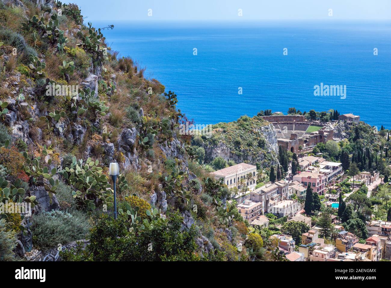Vista da Via Crucis scale con antico teatro greco su Taormina comune nella città metropolitana di Messina, sulla costa orientale della Sicilia Isola, Italia Foto Stock