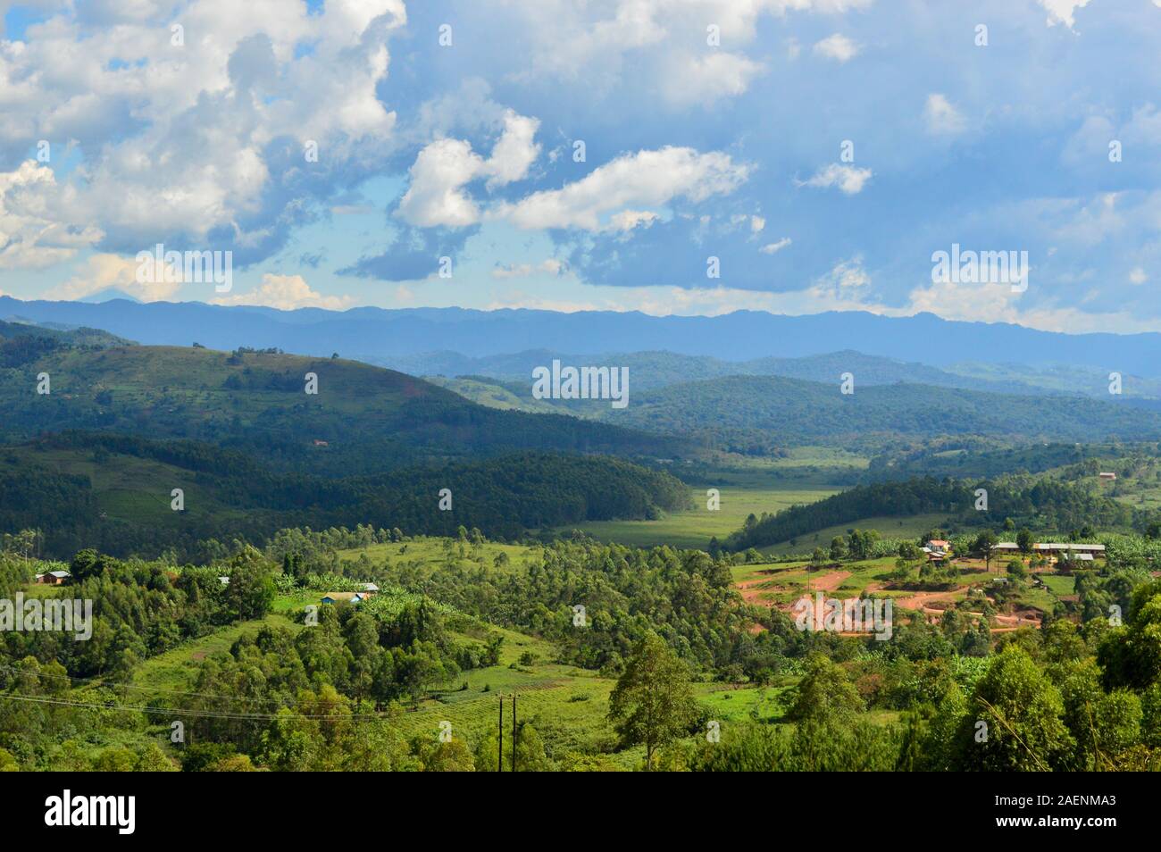 Vista del distretto di Kanungu, Uganda occidentale con la foresta impenetrabile di Bwindi all'orizzonte Foto Stock