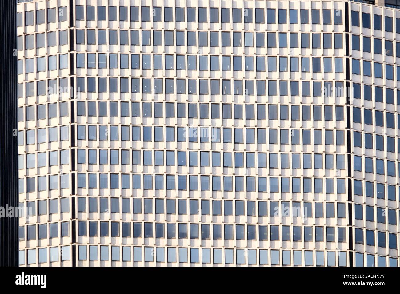 Finestre simmetriche uniformi dell'edificio di uffici Foto Stock
