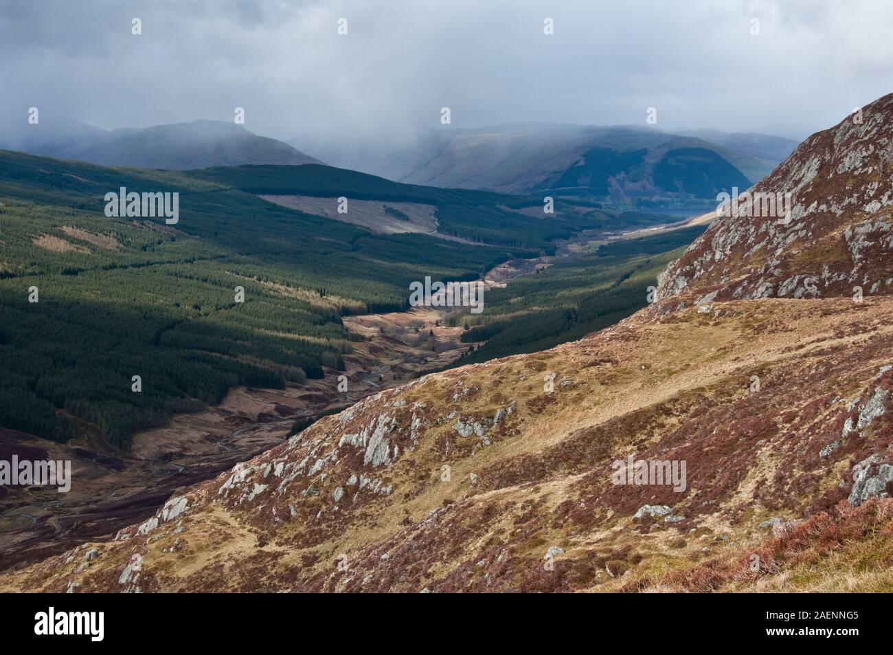 Vista lungo Glen ampio con masterizzazione di ampi meandri in valle. Pendici occidentali del Beinn ogni montagna. Callander, Scozia Foto Stock