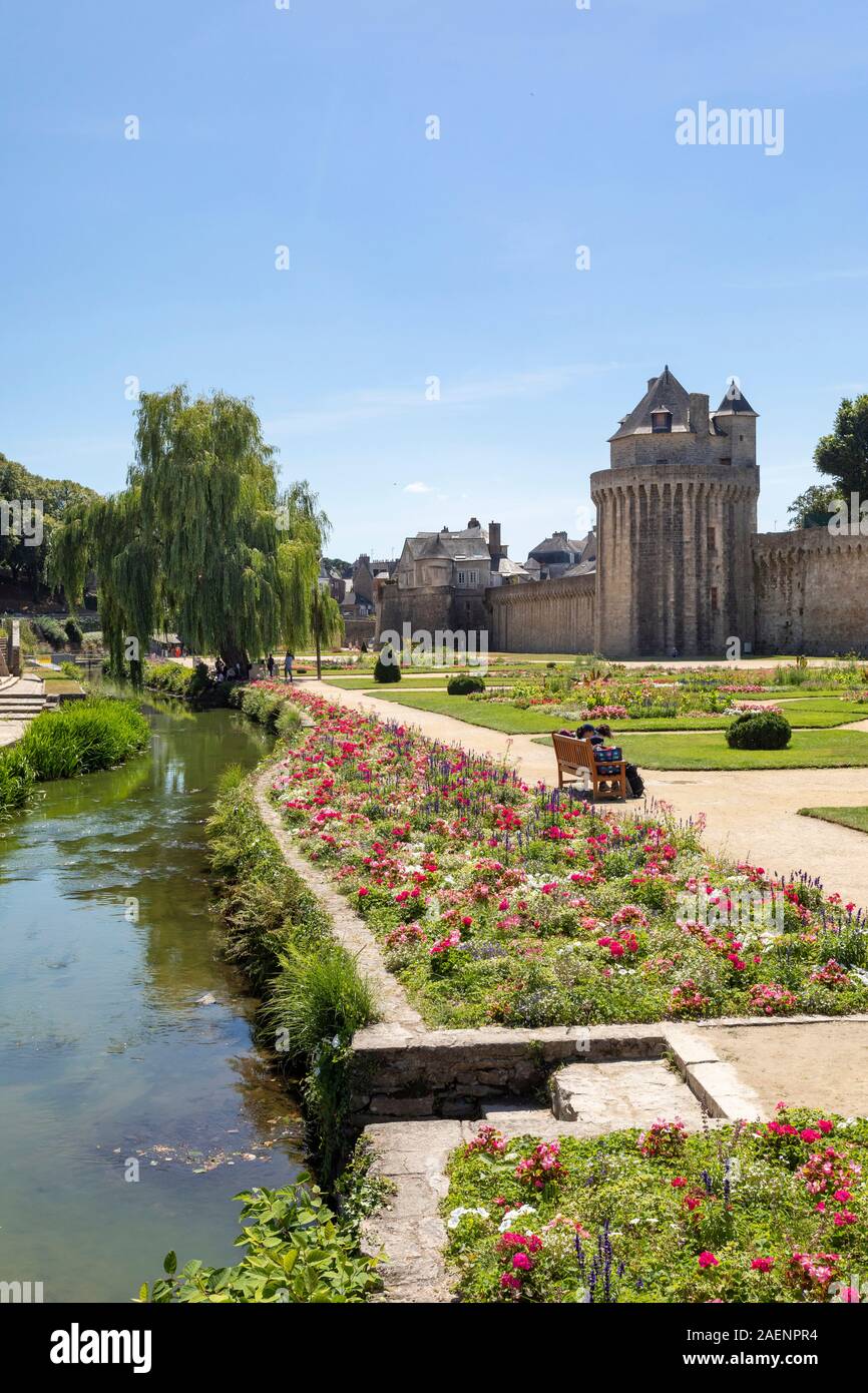 Vannes (Bretagna, a nord-ovest della Francia): il giardino rampart's attraversata dal fiume costiere La Marle. Sullo sfondo il "Tour du Connetable", a a Foto Stock