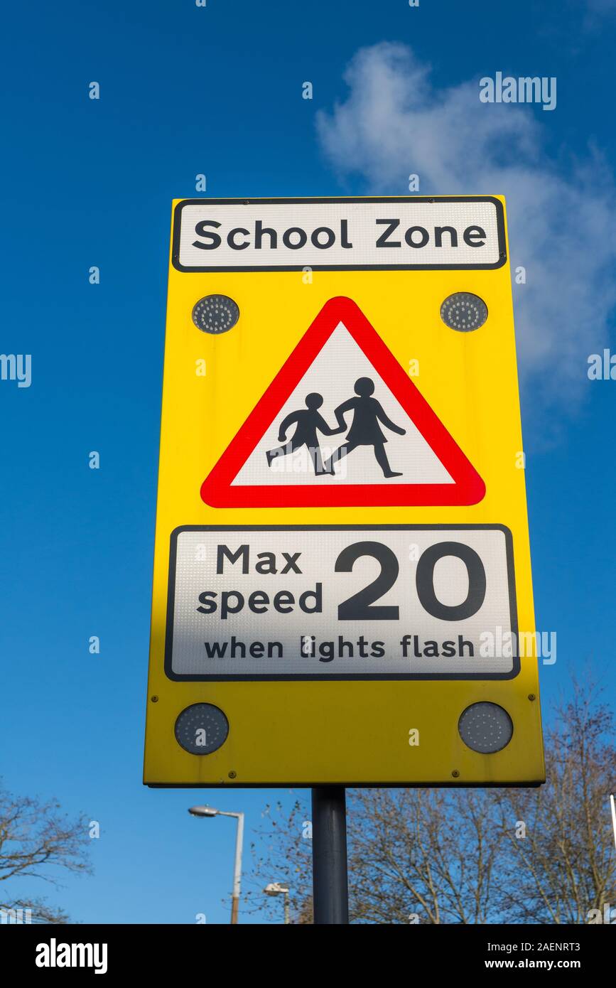 Un triangolo rosso cartello stradale attenzione dei bambini in età scolare Foto Stock