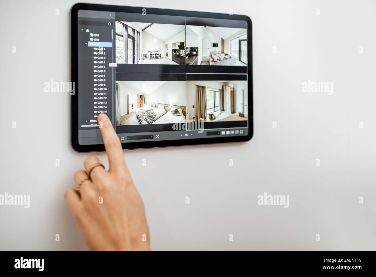 Il controllo di casa con videocamere e digitale compressa. Concetto di remote sorveglianza video su internet con smart dispositivi touch screen Foto Stock