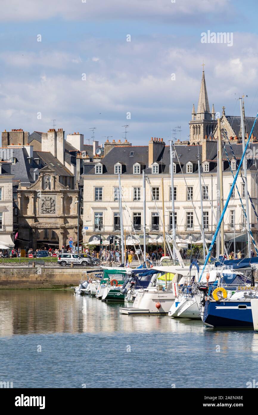 Vannes (Bretagna, a nord-ovest della Francia): il porto con il molo quai Eric Tabarly", porta "Porte Saint Vincent" ed edifici in "luogo Gambett Foto Stock