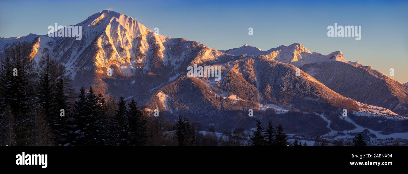 Tramonto vista panoramica su La Petite Autane picco in Champsaur. Saint-Leger-les-Melezes ski resort, Hautes-Alpes, (05), Alpi, Francia Foto Stock