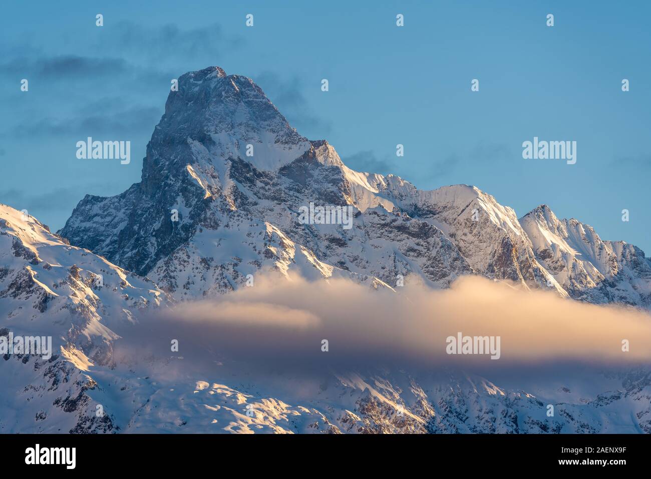 Il Olan picco in inverno al Sunrise nel Parco Nazionale degli Ecrins. Valgaudemar Valley, Champsaur, Hautes-Alpes, (05), Alpi, Francia Foto Stock