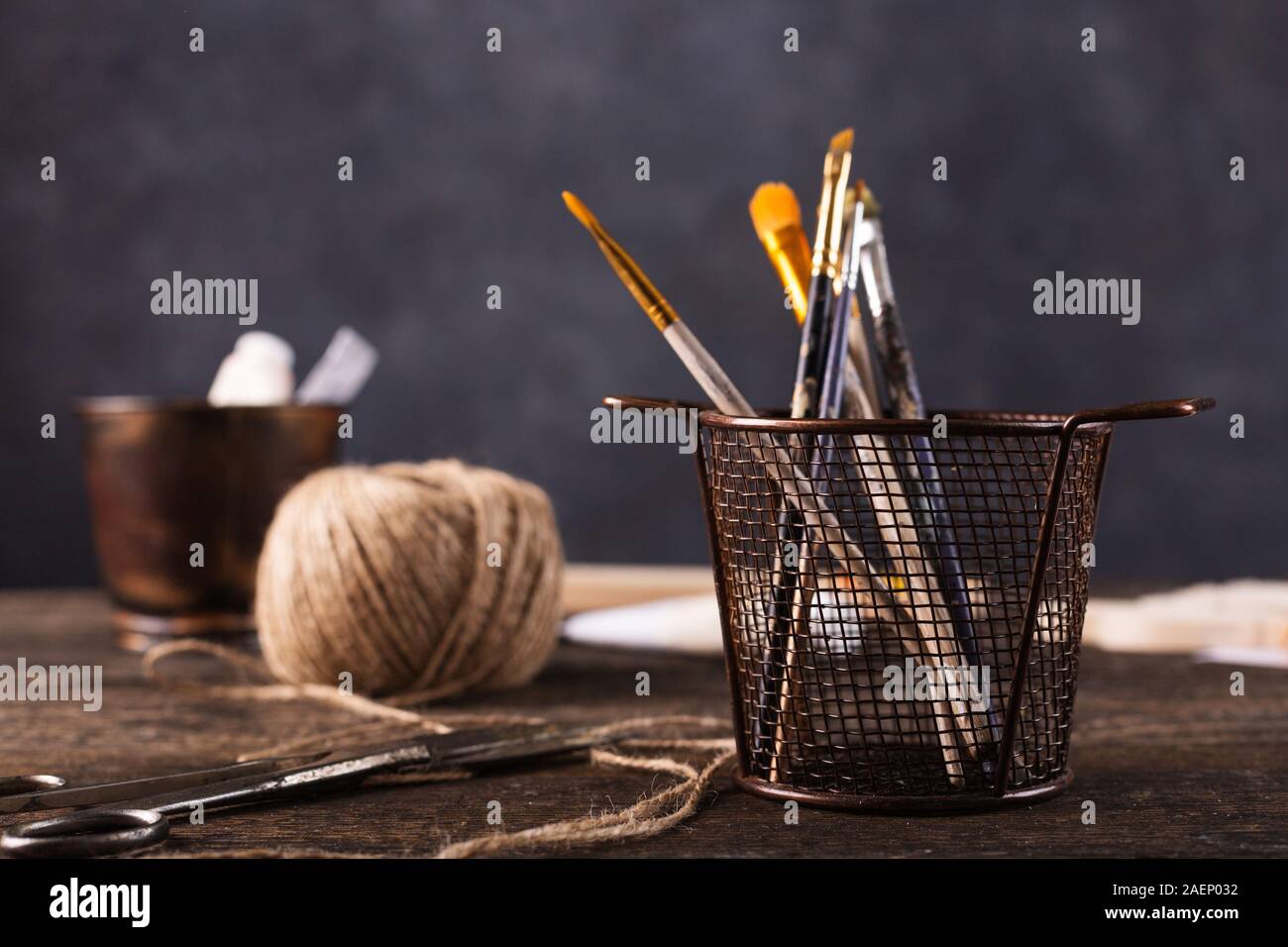 Composizione con diversi oggetti sul tavolo. Rendendo in legno giocattoli di Natale. Foto Stock