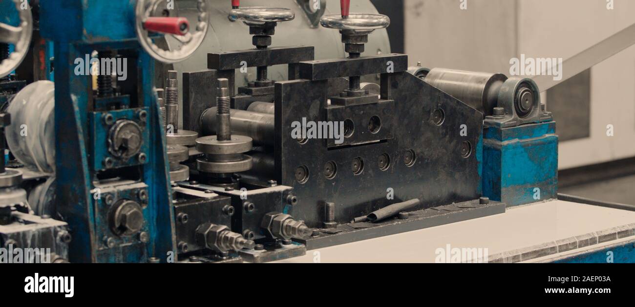 Industriale profilo metallico di processo del sistema di raffreddamento in lamiera fabbrica, workshop. Ruote dentate in acciaio ,cog set di ingranaggi, foglio macchina piegatrice. Concetto di meta Foto Stock