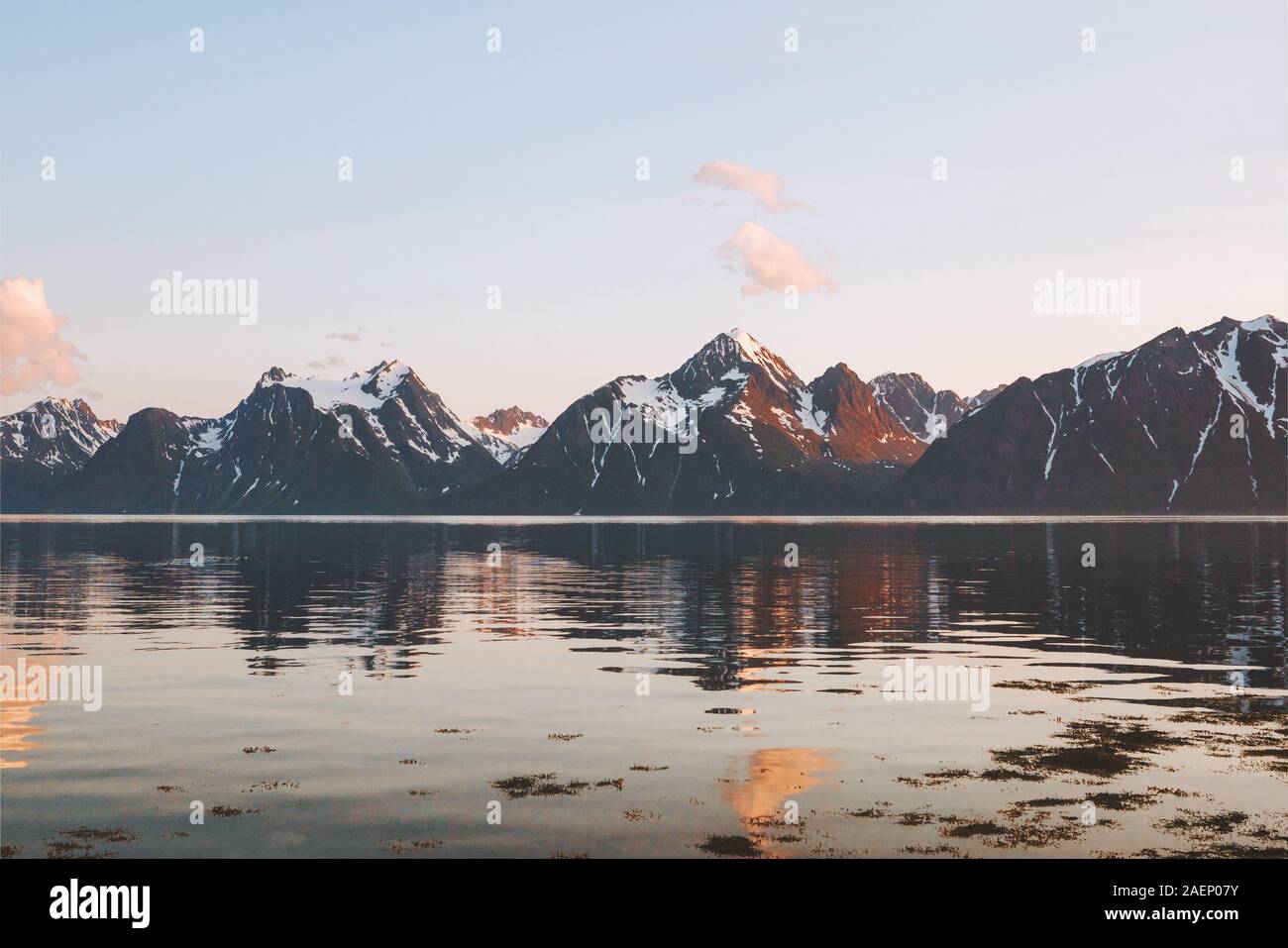 Montagne e paesaggio del fiordo nel nord della Norvegia travel bella natura scandinavo destinazioni Alpi Lyngen vista picco panorama al tramonto Foto Stock