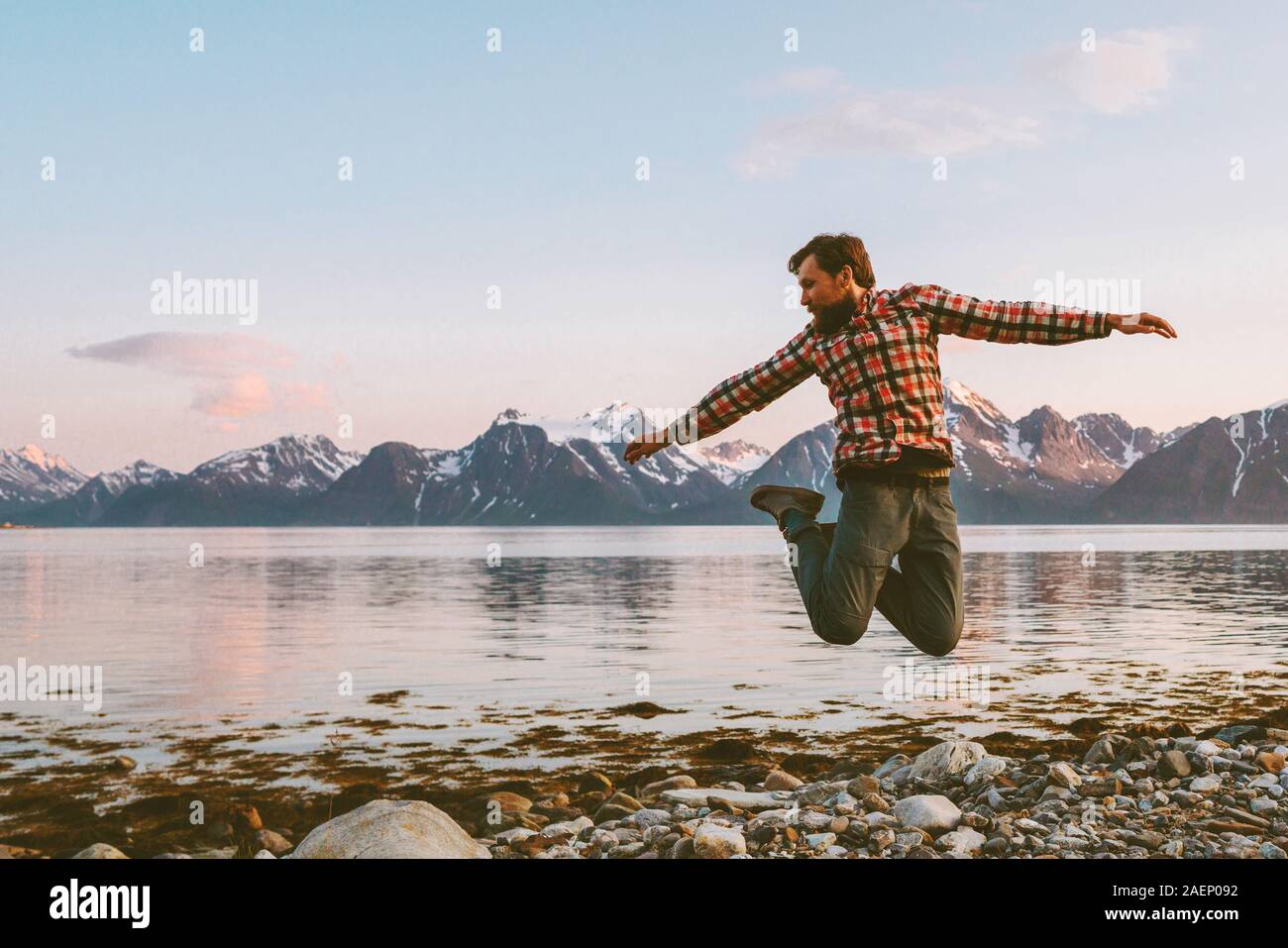 Traveler uomo jumping outdoor attivo di viaggio stile di vita salutare avventura vacanze in Norvegia il successo il concetto di energia felice emozioni positive montagne un Foto Stock