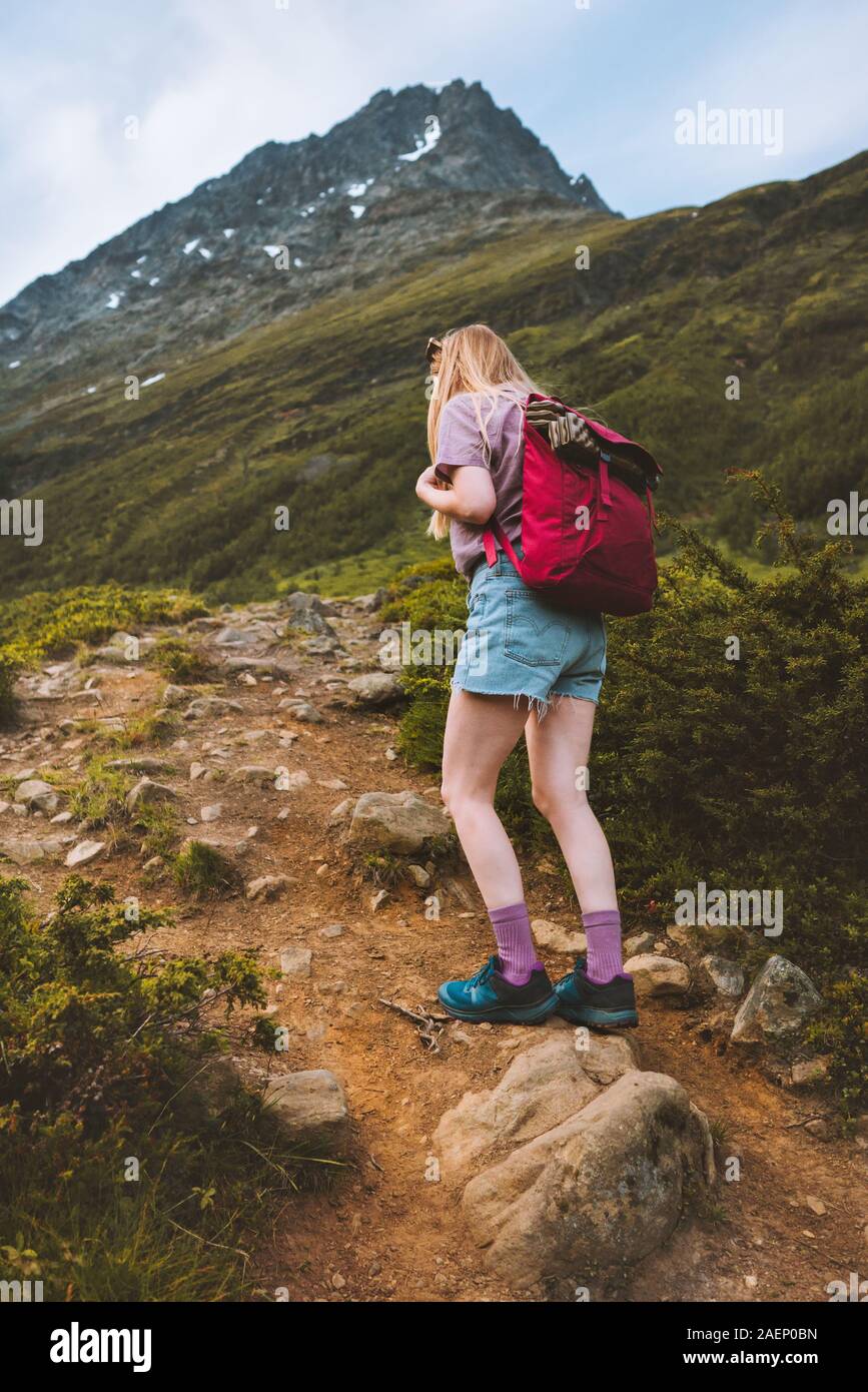 Donna escursionista con zaino rosa in montagna avventura sano stile di vita all'aperto estate escursioni attività weekend trail Foto Stock