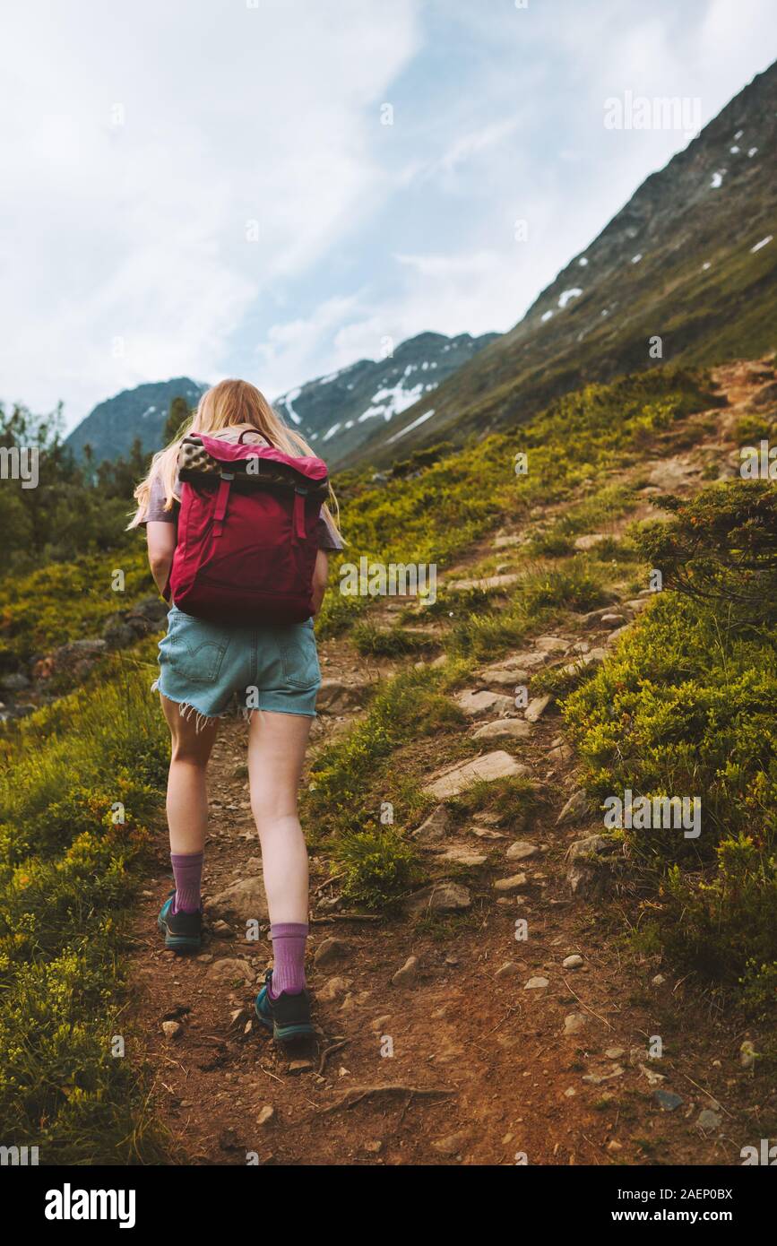 Donna che viaggia in montagna escursionismo con zaino avventura sano stile di vita all'aperto di attività estive trekking in Norvegia Foto Stock