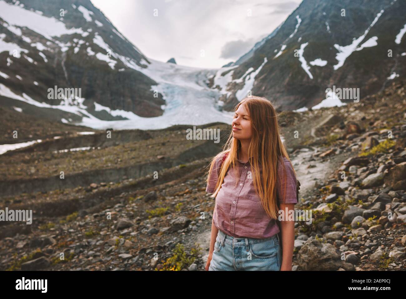 Giovane donna escursionismo in Norvegia all'aperto Viaggi Vacanze avventura in Norvegia Montagne Paesaggio ghiacciaio Steindalsbreen concetto di ecologia Foto Stock