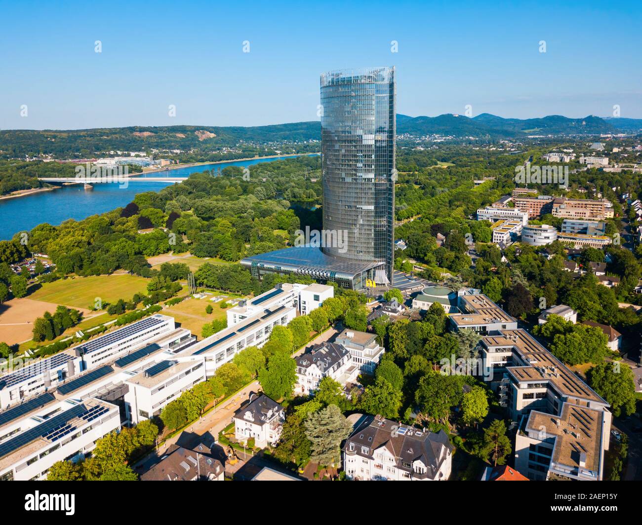 BONN, Germania - 29 giugno 2018: Post Tower è la sede della società di logistica Deutsche Post DHL nella città di Bonn in Germania Foto Stock