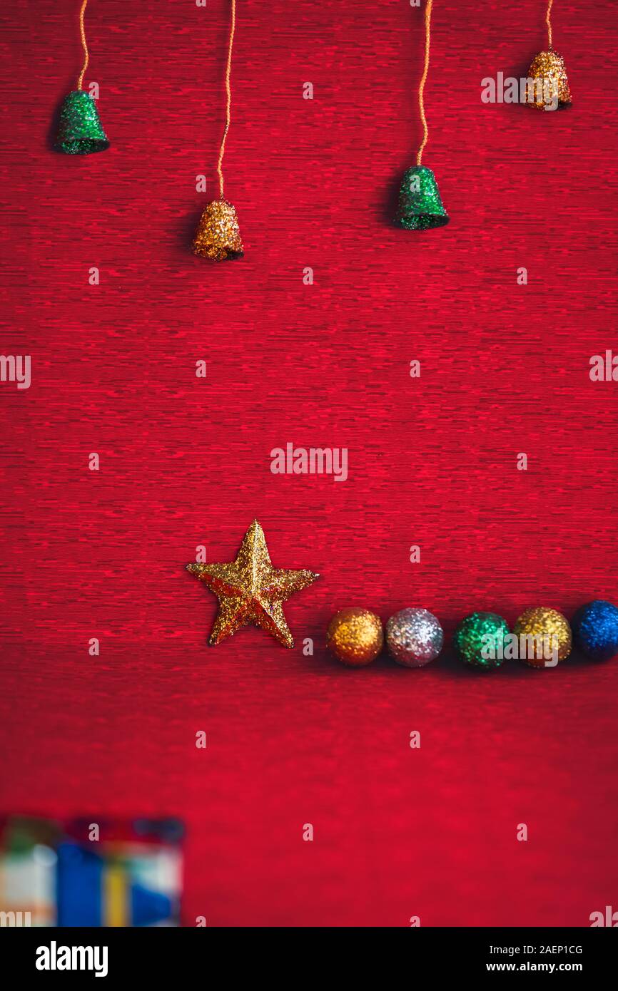 Composizione di Natale sfondo, decorata con campane, sfere e golden star. Concetto di natale per biglietto di auguri, cartolina, Lettera, feste d Foto Stock