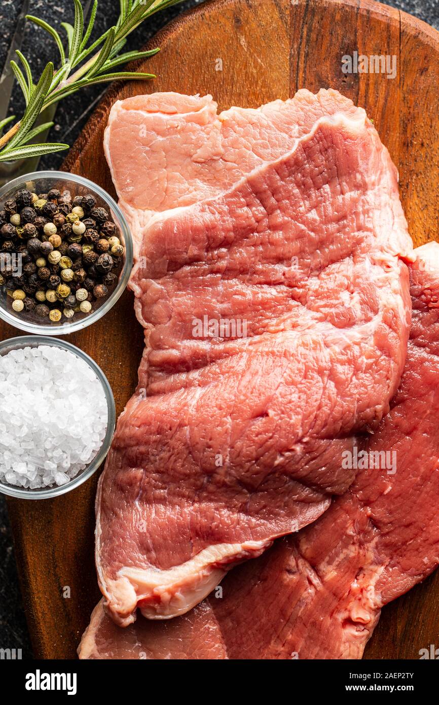 Raw cotoletta di vitello. Carne cruda sul bordo di taglio. Vista dall'alto. Foto Stock