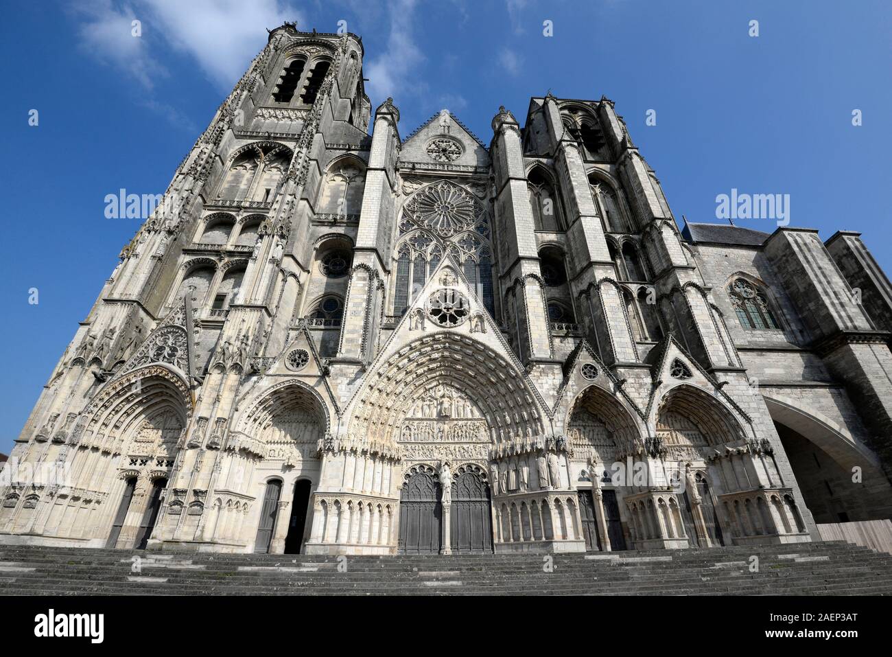 Bourges (Francia centrale): la cattedrale di Bourges cattedrale gotica, registrato come sito Patrimonio Mondiale dell'UNESCO. La facciata ovest della cattedrale Foto Stock