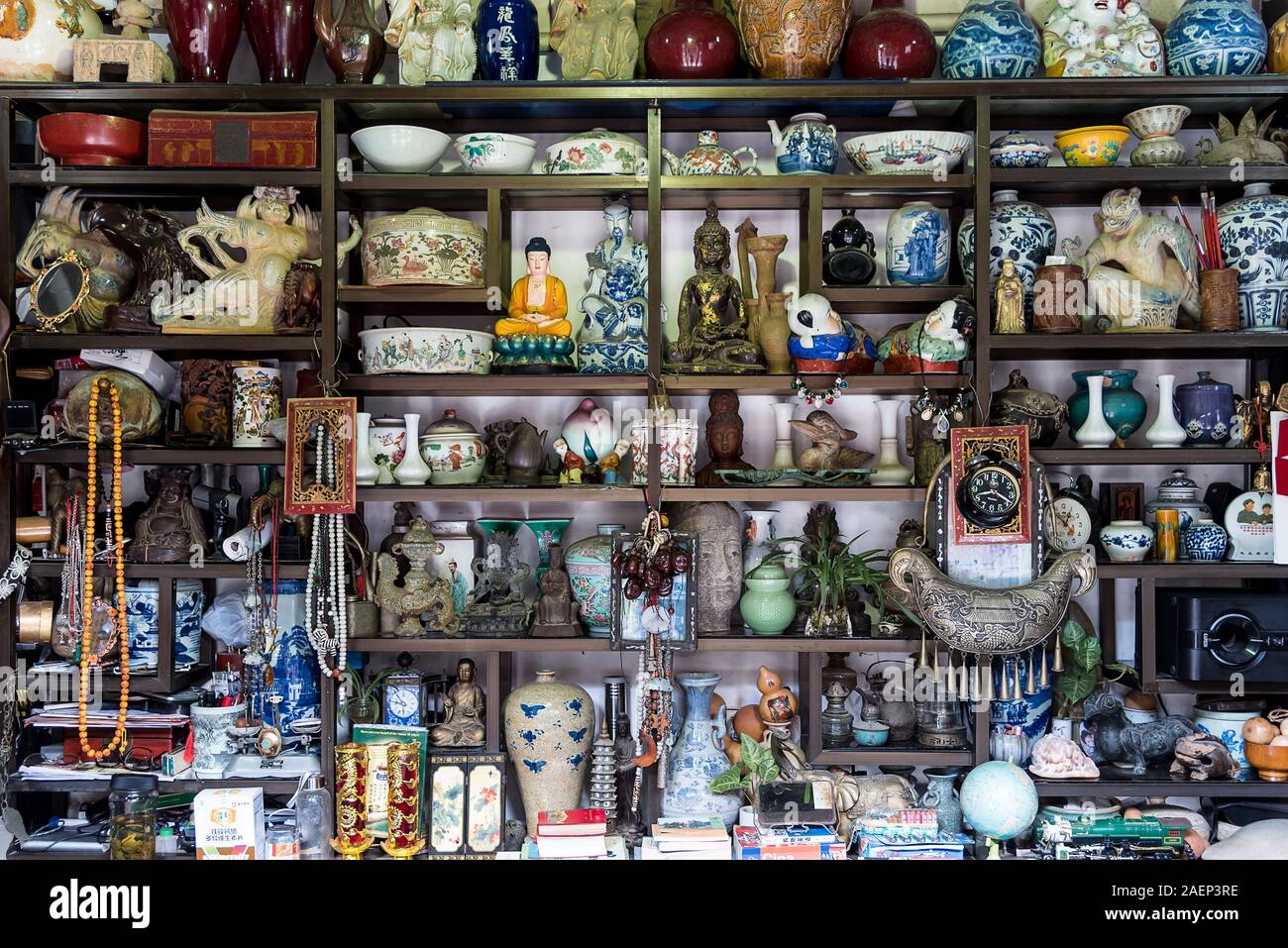 7 marzo 2019: un negozio pieno di statue di ceramica nel centro storico della città di Jianshui, Yunnan, Cina Foto Stock