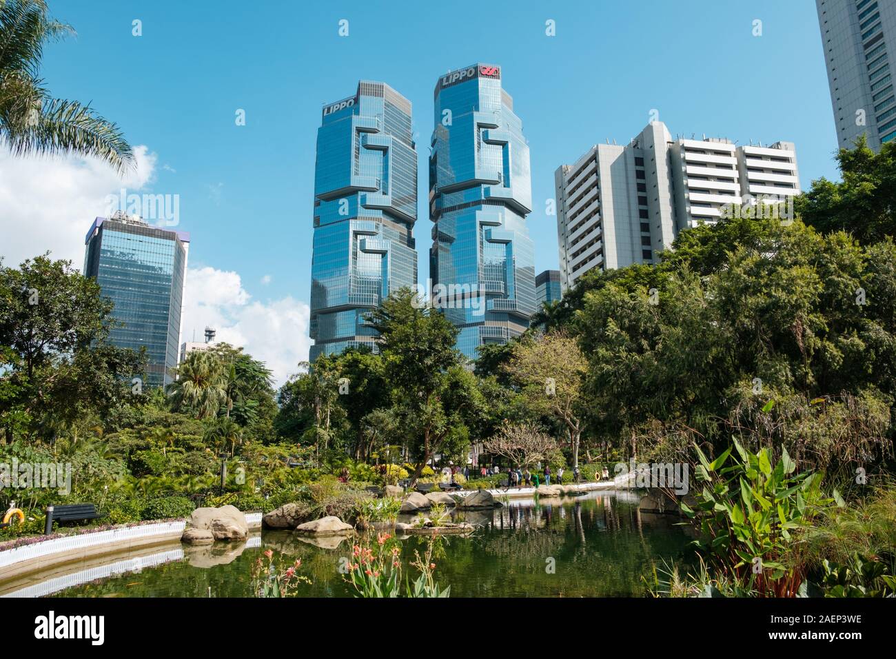 HongKong - Novembre 18, 2019: La Hong Kong parco con il lago e grattacieli edifici in background in HongKong quartiere degli affari Foto Stock