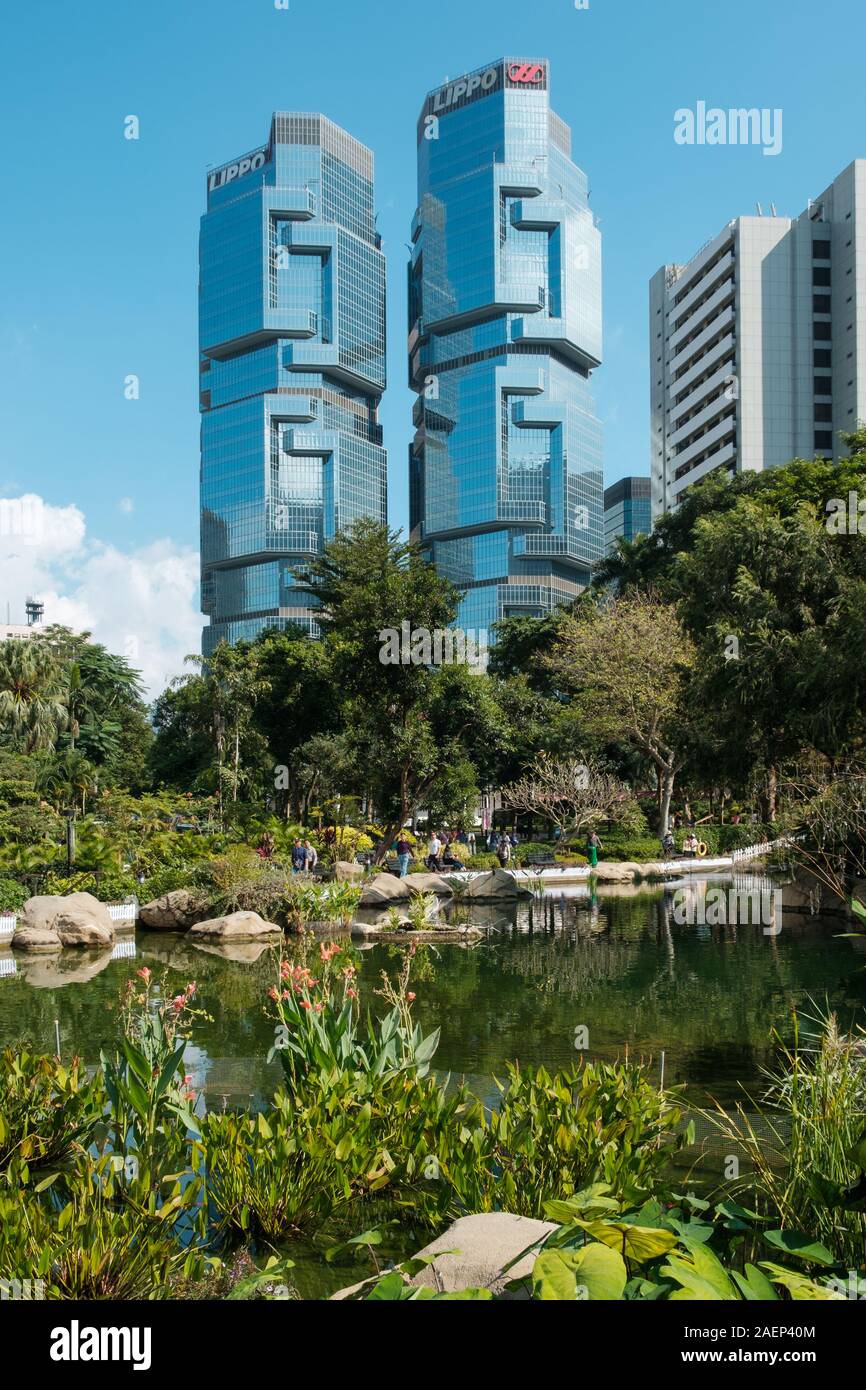 HongKong - Novembre 18, 2019: La Hong Kong parco con il lago e grattacieli edifici in background in HongKong quartiere degli affari Foto Stock