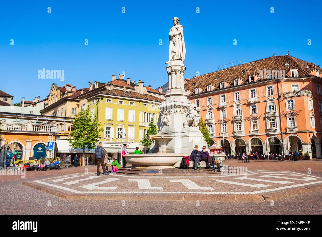 BOLZANO, Italia - 15 Aprile 2019: Waltherplatz o Piazza Walther von der Vogelweide si trova la piazza principale nella città di Bolzano in Alto Adige, Italia Foto Stock