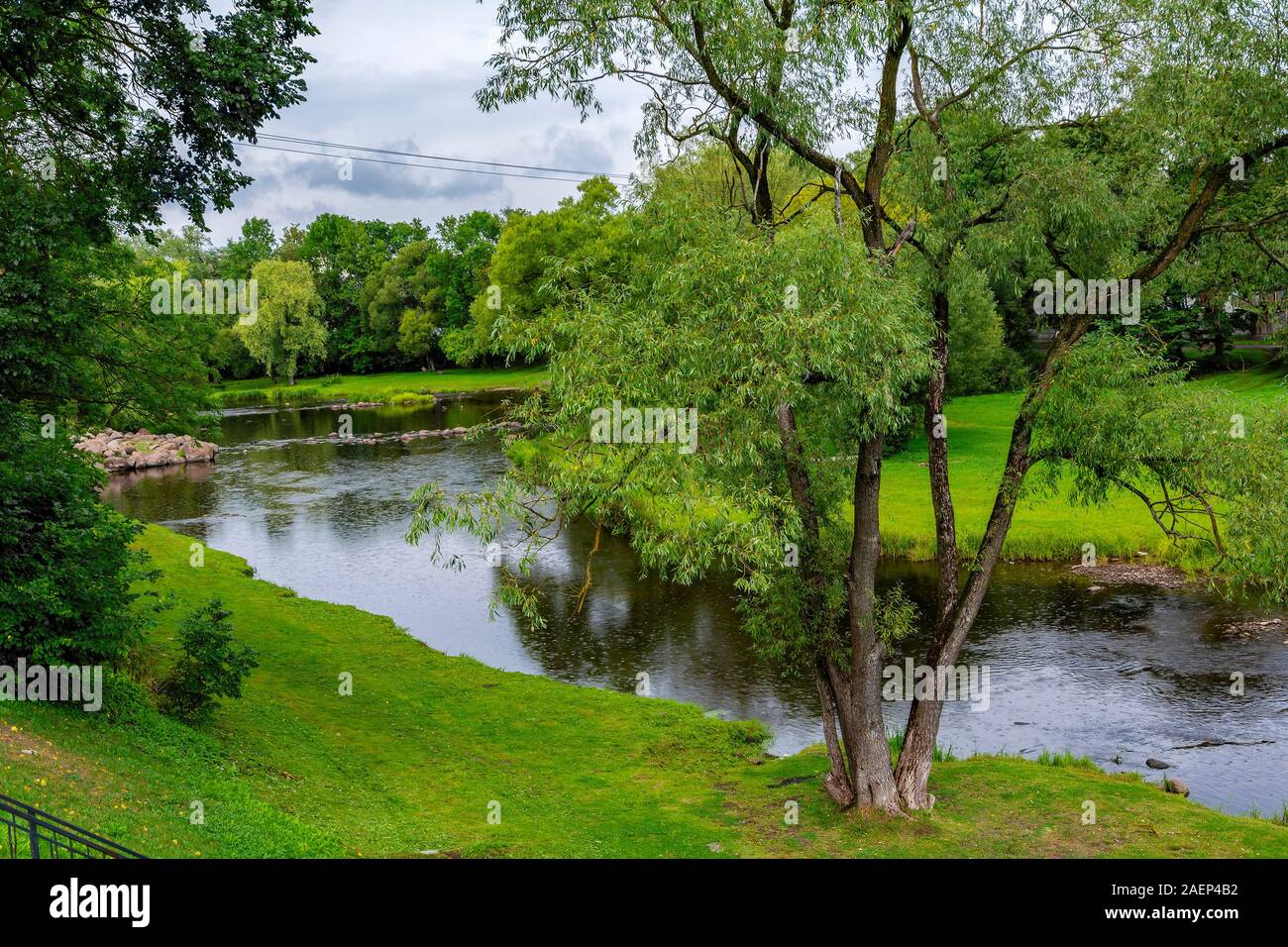 Pskov, un pittoresco Parco nella valle del Pskova;fiume sotto la pioggia Foto Stock