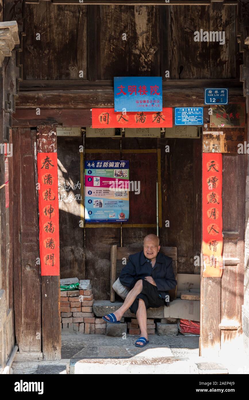 7 marzo 2019: cinese anziano uomo su una sedia, Jianshui, Yunnan, Cina Foto Stock
