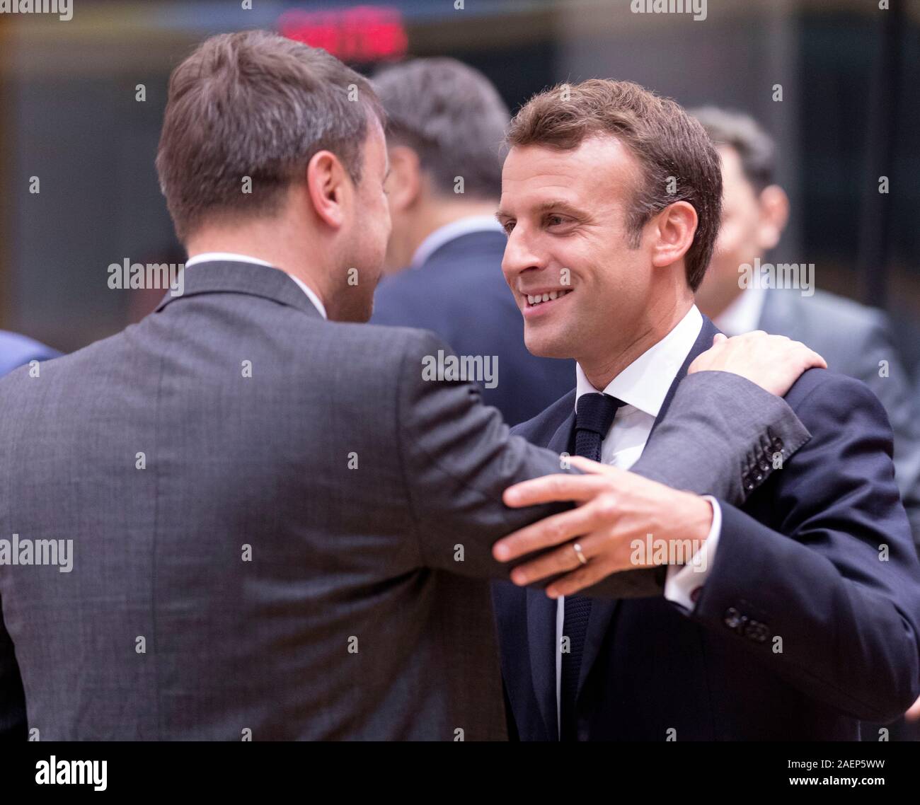 Il Belgio, Bruxelles, il Venerdì, 21 Giugno 2019: Emmanuel Macron e Xavier Bettel visto da dietro di parlarsi in occasione dell'Europea Foto Stock