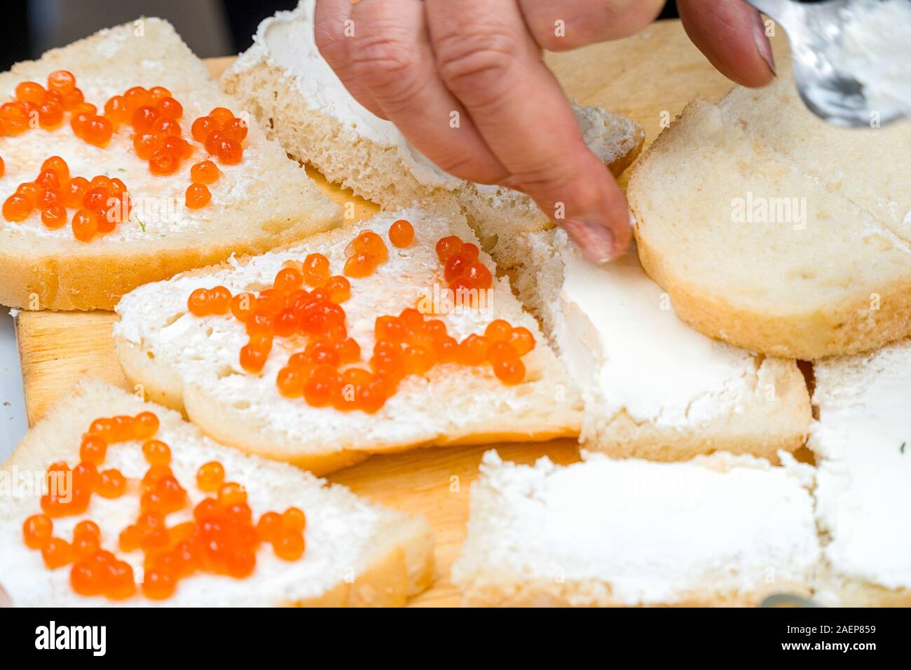 Panini con burro e caviale rosso e pane di grano Foto Stock