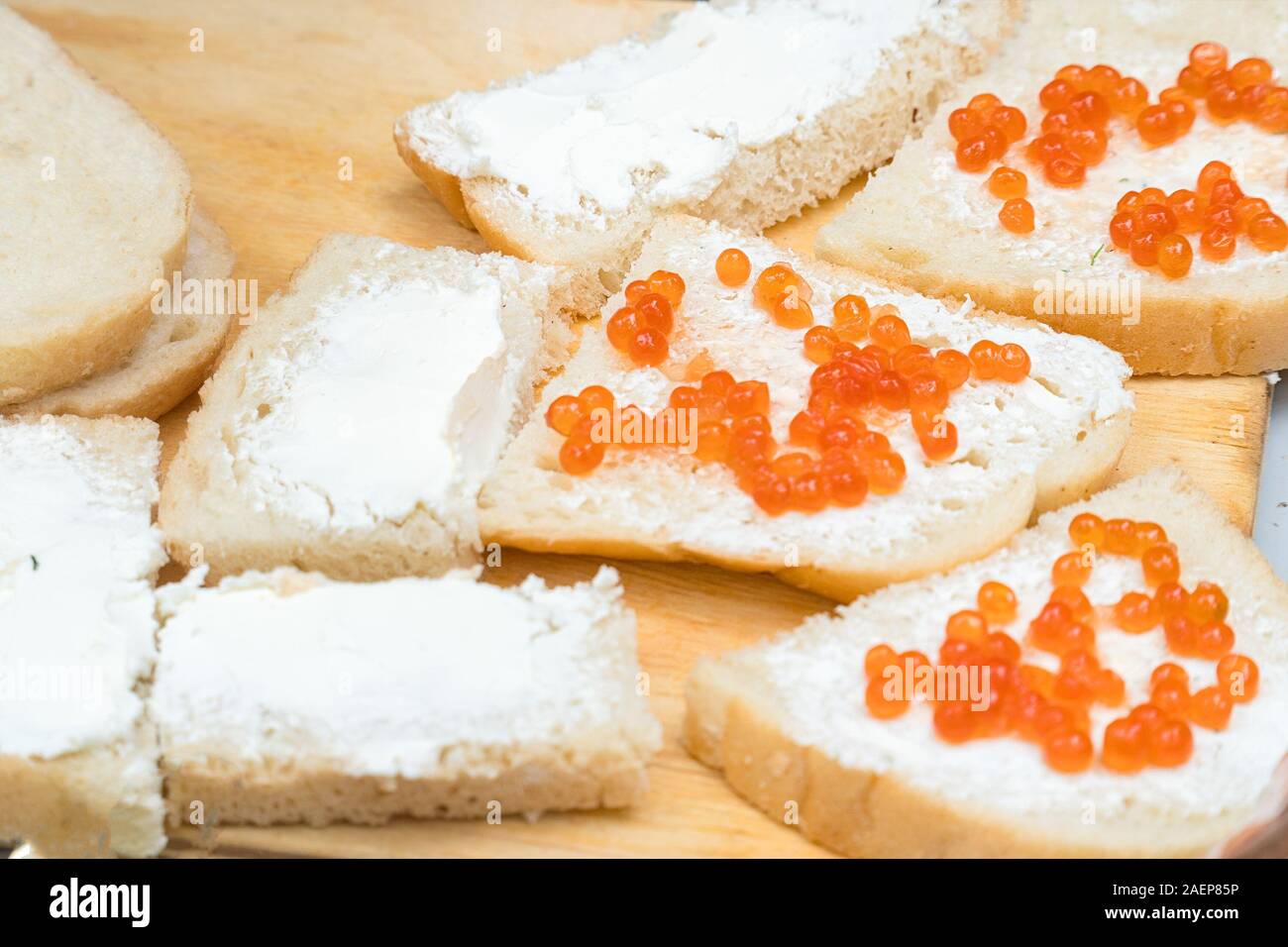 Panini con burro e caviale rosso e pane di grano Foto Stock