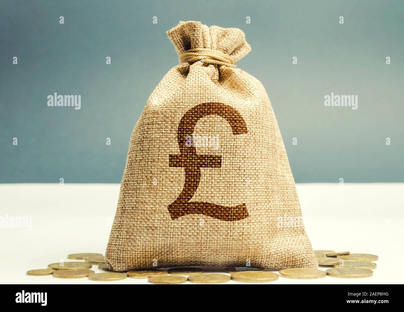 Sacco di denaro con monete. Il Profitto e il concetto di finanza. Bilancio, stipendio, reddito. La distribuzione del denaro e del risparmio. La lira sterlina. Foto Stock