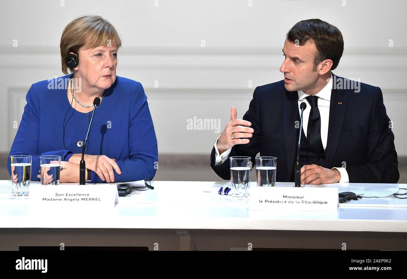 Parigi, Francia. 10 dicembre, 2019. Il Presidente francese Emmanuel Macron, destra, risponde a una domanda come il Cancelliere tedesco Angela Merkel guarda su nel corso di una conferenza stampa congiunta a seguito della conclusione del formato della Normandia riunione al vertice dell'Elysee Palace 10 Dicembre 2019 a Parigi, Francia. Credito: Alexei Nikolsky Cremlino/Piscina/Alamy Live News Foto Stock