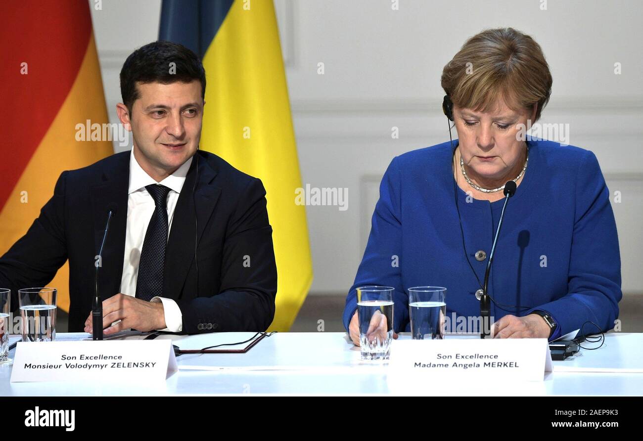 Parigi, Francia. 10 dicembre, 2019. L'Ucraina il Presidente Vladimir Zelensky, sinistra, risponde a una domanda come il Cancelliere tedesco Angela Merkel guarda su nel corso di una conferenza stampa congiunta a seguito della conclusione del formato della Normandia riunione al vertice dell'Elysee Palace 10 Dicembre 2019 a Parigi, Francia. Credito: Alexei Nikolsky Cremlino/Piscina/Alamy Live News Foto Stock