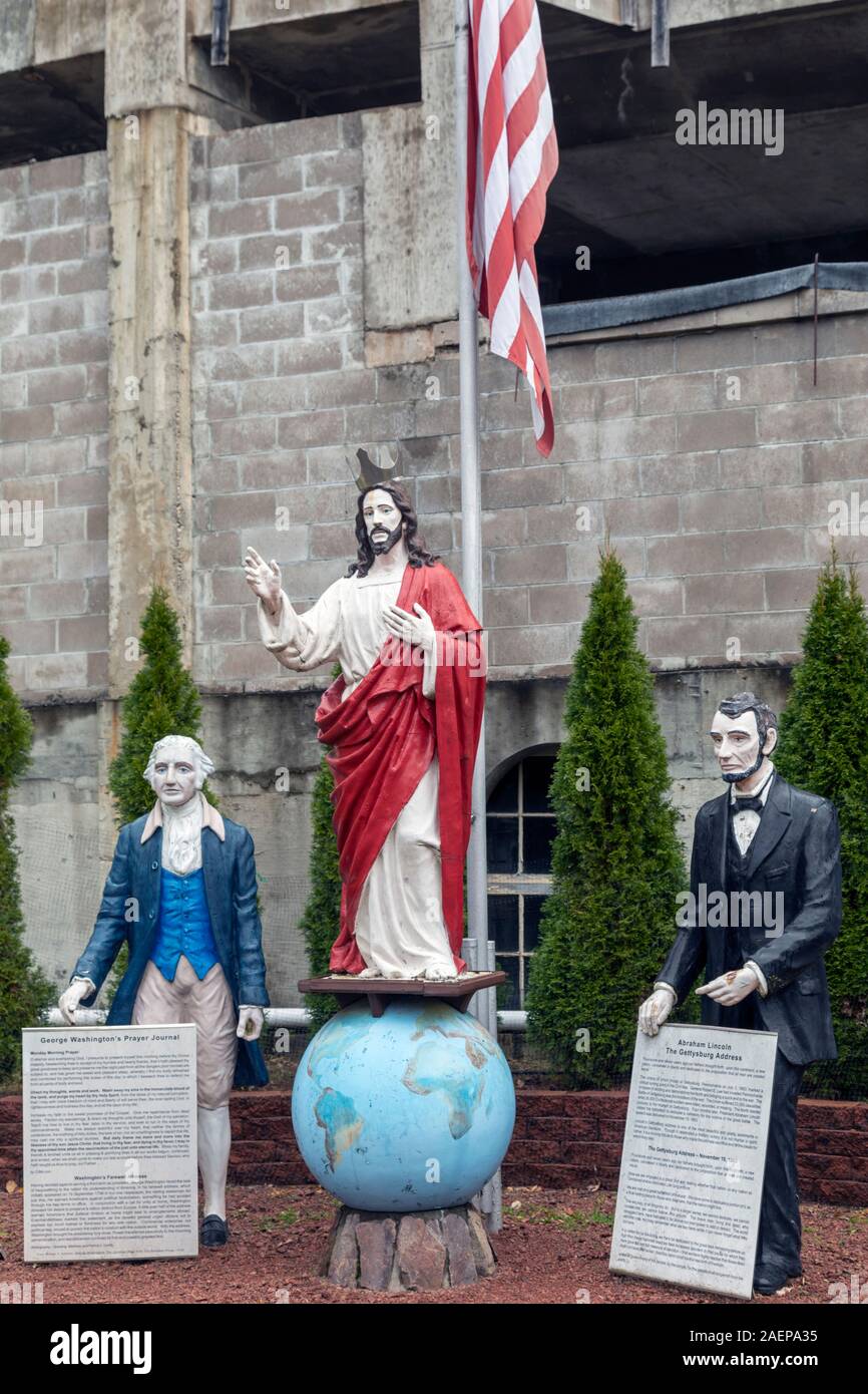 Necedah, Wisconsin - Statue di George Washington e Abramo Lincoln stare accanto a Gesù durante la Regina del Santo Rosario, Mediatrice del santuario di pace, Foto Stock