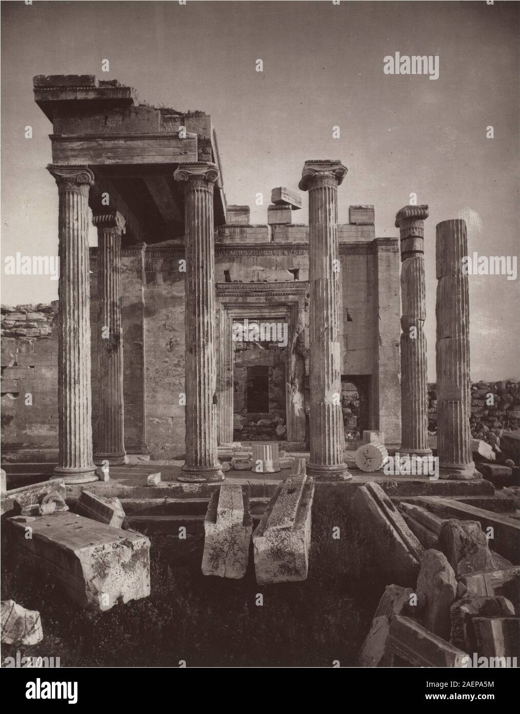 Incisione di William James Stillman del 1869-1870 che mostra l'Acropoli di Atene, raffigurante elementi architettonici, terrazze, edifici classici, colonne, e il paesaggio circostante in stile europeo del XIX secolo. Foto Stock