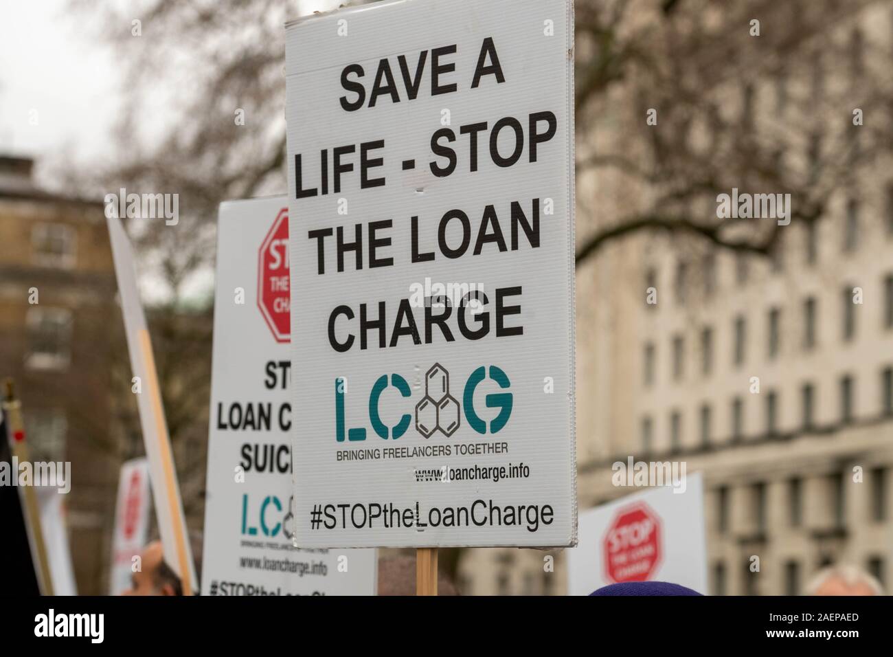 Londra, Regno Unito. 10 dic. 2019 la protesta contro il governo/HMRC carica di prestito al di fuori di Downing Street, Londra UK i manifestanti rivendicazione non vi è stato un certo numero di suicidi derivanti dall' applicazione della carica da HMRC su ciò che è rivendicato da UNA RETRIBUZIONE DISSIMULATA dai freelance Credit Ian DavidsonAlamy Live News Foto Stock