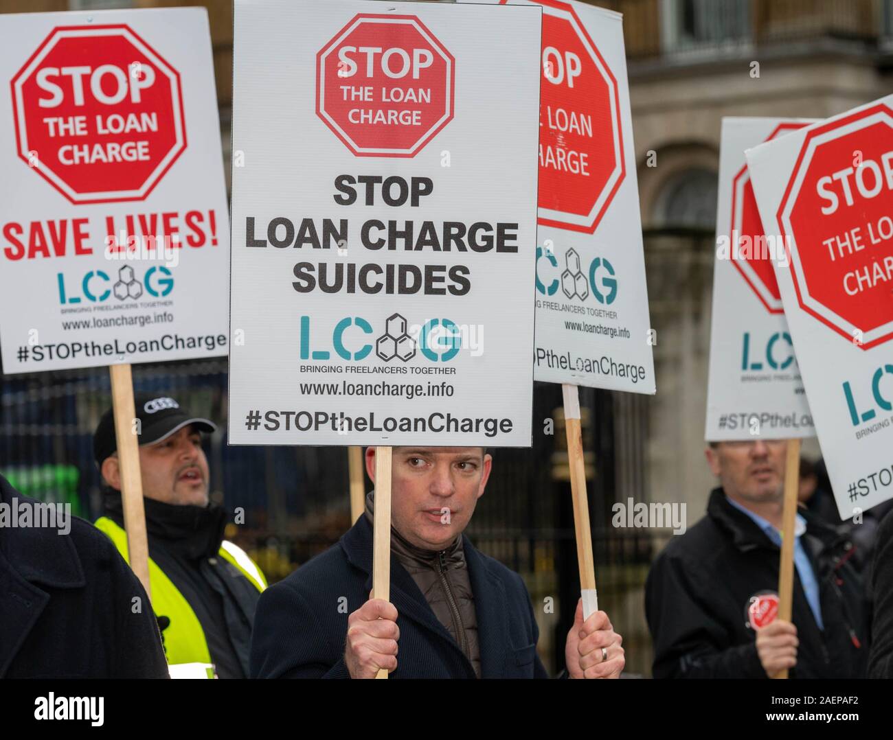 Londra, Regno Unito. 10 dic. 2019 la protesta contro il governo/HMRC carica di prestito al di fuori di Downing Street, Londra UK i manifestanti rivendicazione non vi è stato un certo numero di suicidi derivanti dall' applicazione della carica da HMRC su ciò che è rivendicato da UNA RETRIBUZIONE DISSIMULATA dai freelance Credit Ian DavidsonAlamy Live News Foto Stock