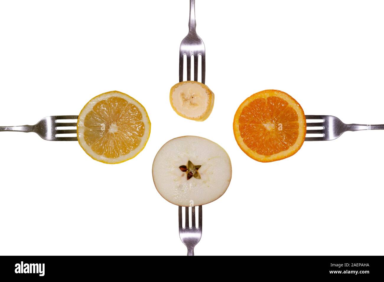 Frutto sulle forcelle. Banana, mela, arancio, limone. Mangiare e ottenere tutte le sostanze nutrienti! Foto Stock