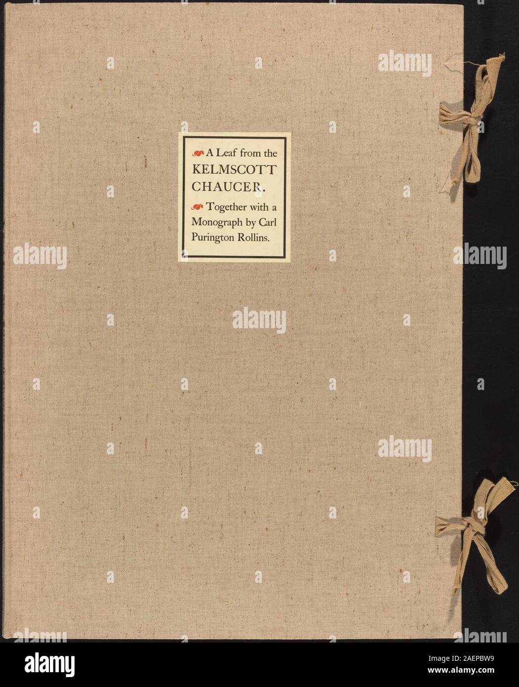 Questa foglia del Kelmscott Chaucer, pubblicata da William Morris nel 1896, mostra testo stampato, bordi decorativi, iniziali illuminate, materiale cartaceo, e il design del libro del xix secolo. Foto Stock