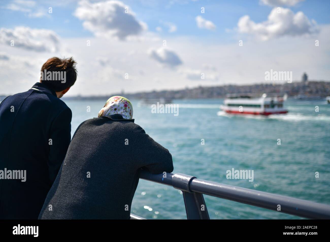 Turchia, Istanbul. Il Bosforo o Istanbul stretto collega il Mar Nero al mare di Marmara e i marchi, con i Dardanelli, il confine meridionale betwe Foto Stock