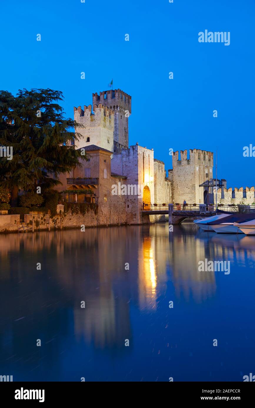 Il castello scaligero di Sirmione sul lago di Garda, a blue ora, Sirmione, Italia Foto Stock