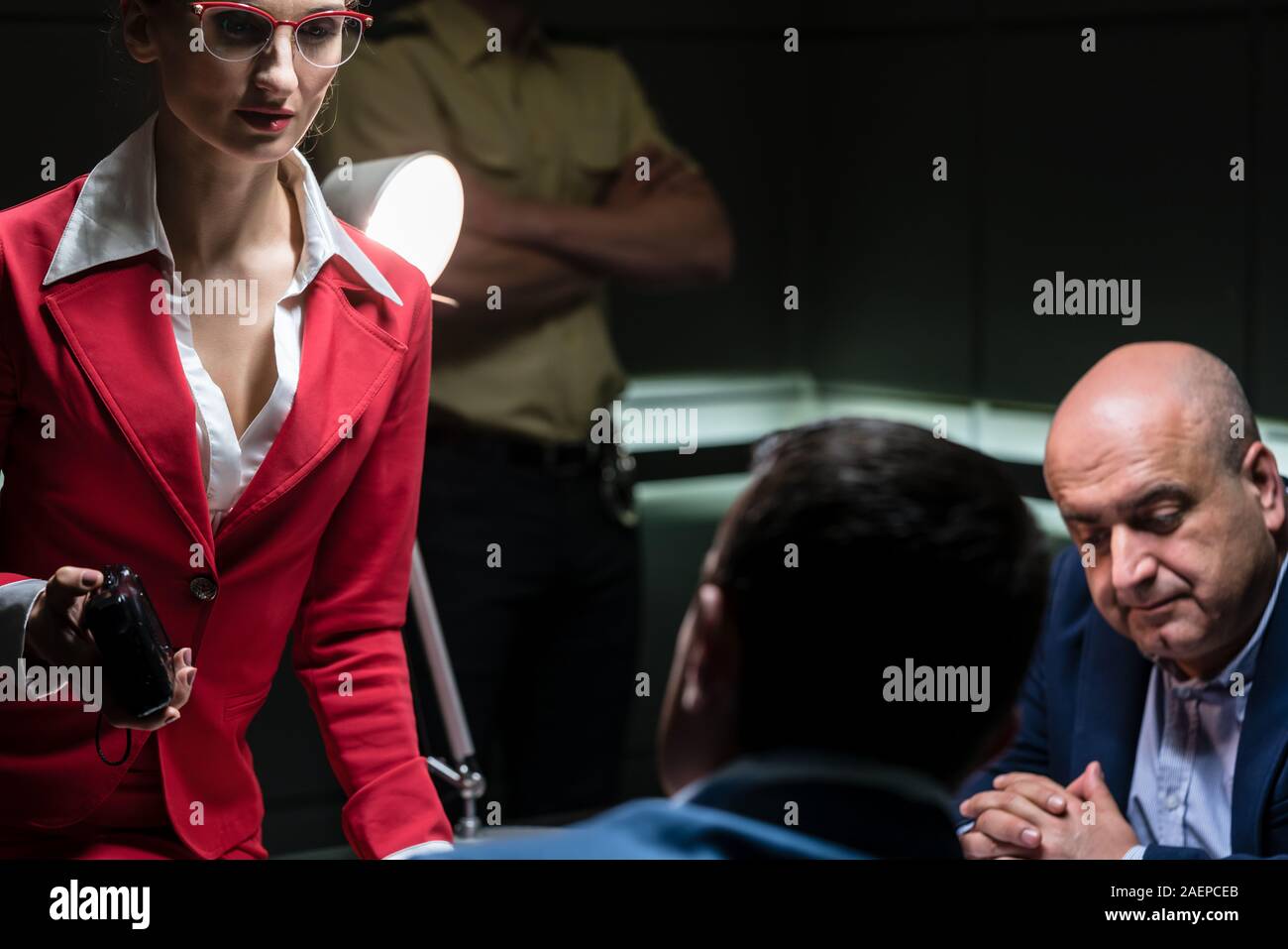 Dedicato procuratore femmina ascoltando la confessione di una mezza età sospetto Foto Stock
